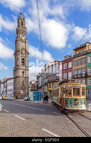 Porto, Portogallo. Il vecchio tram passa dalla Torre Clerigos, uno dei punti di riferimento e simboli della città. Foto Stock
