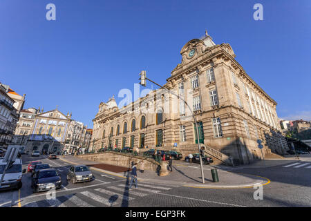 Porto, Portogallo. Vista dell'Almeida Garret piazza con la alla stazione ferroviaria di Sao Bento e Congregados Chiesa all'indietro. Foto Stock