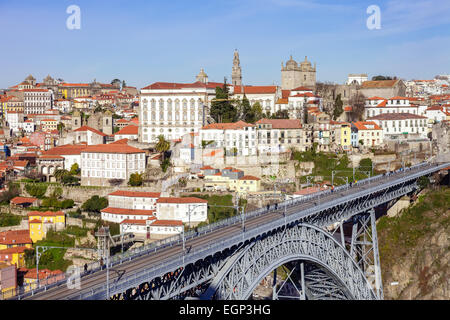 Vista dell'iconico Dom Luis I ponte che attraversa il fiume Douro e la storica Ribeira e Se District Foto Stock