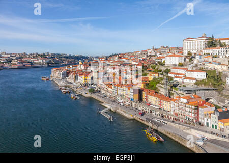 Città di Porto, Portogallo. I tipici edifici colorati del quartiere Ribeira e il fiume Douro /// trimestre edifici Oporto cityscape rabelo barca Foto Stock