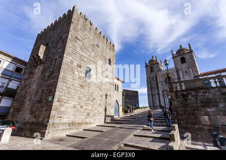 Porto, Portogallo. La torre medievale sulla sinistra e la cattedrale di Porto visto attraverso il Dom Pedro Pitoes Street. Foto Stock