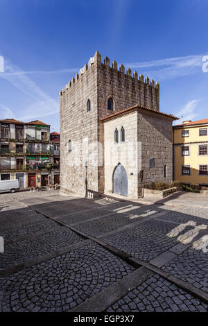 La torre medievale del Dom Pedro Pitoes Street nella città di Porto, Portogallo. Architettura romanica. Patrimonio mondiale Unesco Foto Stock