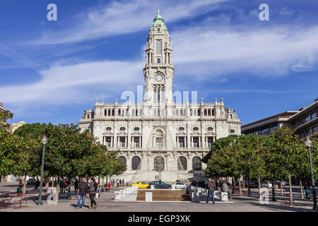 Porto, Portogallo. Dicembre 29, 2014: il Municipio di Porto situato nella parte superiore della Aliados Avenue Foto Stock