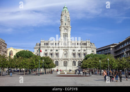 Porto, Portogallo. Dicembre 29, 2014: il Municipio di Porto situato nella parte superiore della Aliados Avenue Foto Stock