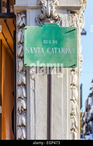 Porto, Portogallo. Un cartello stradale che mostra la Rua de Santa Catarina, il nome della maggior parte strada commerciale della città di Porto Foto Stock