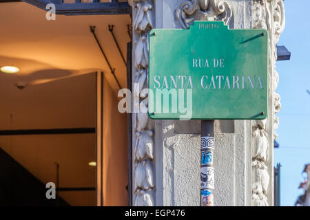 Porto, Portogallo. Un cartello stradale che mostra la Rua de Santa Catarina, il nome della maggior parte strada commerciale della città di Porto Foto Stock