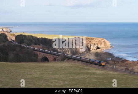 GBRf alimentate a gasolio carbone treno passa Biancospino Dene viadotto sulla contea di Durham costa, England, Regno Unito Foto Stock