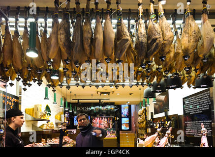 Serrano Prosciutto Iberico gambe, Jamon iberico, pendenti dal soffitto, Viandas de Salamanca, Madrid, Spagna. Foto Stock