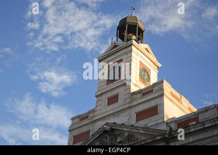 Orologio di Puerta del Sol, quadrato, antico ufficio postale, Real Casa de Correos, Madrid, Spagna. Foto Stock