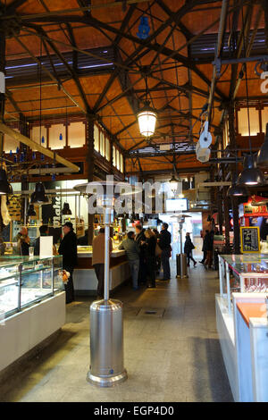 Interno del mercato coperto di San Miguel, Madrid, Spagna Foto Stock