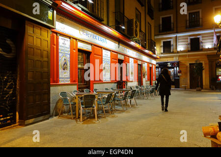 Bar tipico, Cerveceria la cruz de Malta, di notte Madrid , Spagna. Foto Stock