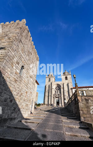 Porto, Portogallo. Torre medievale (sinistra) e la cattedrale di Porto visto attraverso il Dom Pedro Pitoes Street. Il romanico e il Gotico Foto Stock