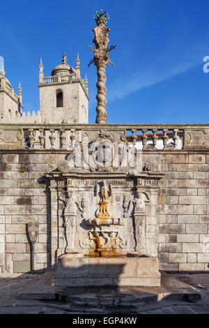 Porto, Portogallo. Rua Escura fontana situata nei pressi della cattedrale di Porto e la gogna. Xvii secolo architettura. Foto Stock