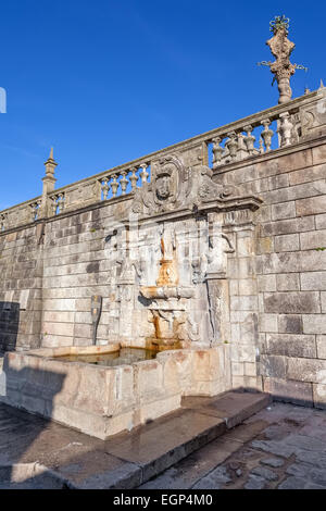 Porto, Portogallo. Rua Escura fontana situata nei pressi della cattedrale di Porto e la gogna. Xvii secolo architettura. Foto Stock