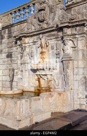 Porto, Portogallo. Rua Escura fontana situata nei pressi della cattedrale di Porto e la gogna. Xvii secolo architettura. Foto Stock