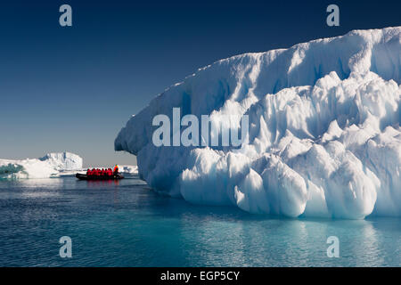 L'Antartide, Mare di Weddell, Antartico nave da crociera zodiac tra grandi iceberg Foto Stock