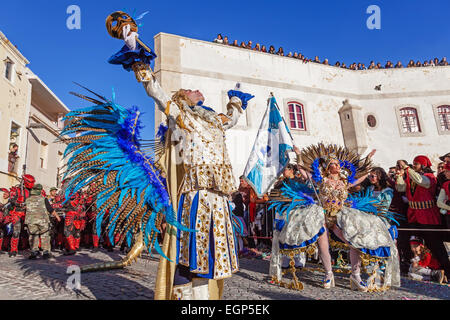 Porta Bandeira (Portabandiera) e la Sala di Mestre (Samba Host), due dei più prestigiosi personaggi della Scuola di Samba Foto Stock