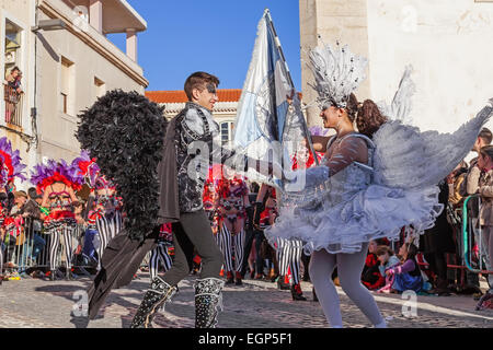 Porta Bandeira (Portabandiera) e la Sala di Mestre (Samba Host), due dei più prestigiosi personaggi della Scuola di Samba Foto Stock