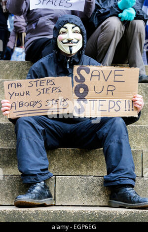 Glasgow, Scotland, Regno Unito. Il 28 febbraio 2015. I manifestanti hanno protestato a Glasgow Concert Hall passi a Buchanan Street a causa del piano di consigli per trascorrere £370 milioni di euro per sostituire la procedura aperta con un vetro ricoperto di accesso. I gradini sono in corrispondenza della giunzione dei due principali strade dello shopping di Glasgow, Buchanan Street e Sauchiehall Street e è un noto luogo di ritrovo vicino alla statua di Donald Dewar, il primo Primo ministro di Scozia. Anche molte persone acquistare panini e prendere il pranzo seduti sui gradini. Credito: Findlay/Alamy Live News Foto Stock