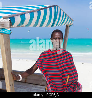 Traditonaly vestito uomo nero sulla spiaggia. Foto Stock