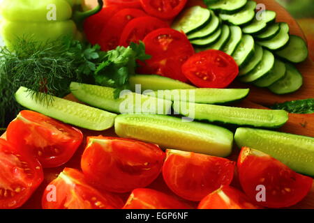 Sono splendidamente freschi pomodori e cetrioli per mangiare Foto Stock