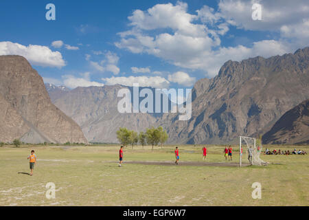 Il calcio giocato nei pressi di Khorog, il Pamir Highway, Tagikistan Foto Stock