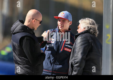 Barcellona, Spagna. 28 Feb, 2015. F1 test invernali a circuito de Barcelona. Max Verstappen della Scuderia Toro Rosso F1 team talks a bordo pista con Keke Rosberg Credito: Azione Sport Plus/Alamy Live News Foto Stock