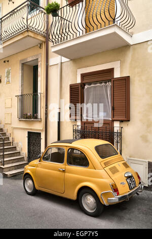 Classic Fiat 500 parcheggiato sulla strada in Sicilia Foto Stock