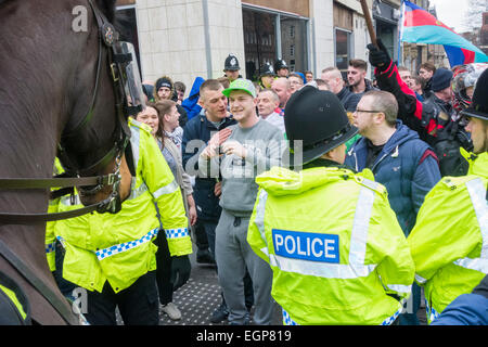 Newcastle upon Tyne, Regno Unito. Il 28 febbraio 2015. Polizia impedisce Pegida manifestanti marciano verso il contatore protesta in strada vicina al primo Regno Unito protesta da parte di Pegida UK, un gruppo si è opposto alla 'islamizzazione dell'Europa". La protesta si è tenuta a la Bigg area di mercato del centro città di Newcastle, mentre un contatore di protesta organizzata da Newcastle unisce era tenuto a meno di un centinaio di metri di distanza in Newgate Street Credit: ALANDAWSONPHOTOGRAPHY/Alamy Live News Foto Stock