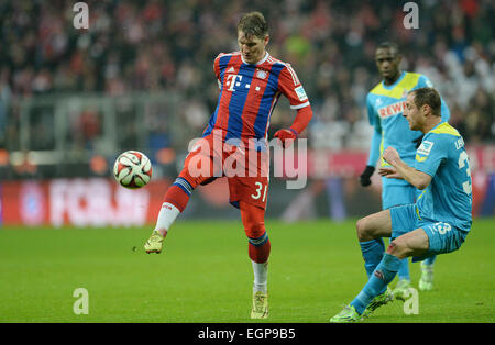 Monaco di Baviera, Germania. Il 27 febbraio, 2015. Del Bayern Monaco Bastian SCHWEINSTEIGER (l) e di Colonia di Matthias Lehmann in azione durante la Bundesliga partita di calcio Bayern Monaco di Baviera vs 1FC Koeln a Monaco di Baviera, Germania, il 27 febbraio 2015. Foto: Andreas Gebert/dpa/Alamy Live News Foto Stock