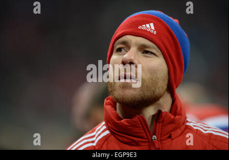 Monaco di Baviera, Germania. Il 27 febbraio, 2015. Il Bayern Monaco di Baviera Xabi Alonso nella foto durante la Bundesliga partita di calcio Bayern Monaco di Baviera vs 1FC Koeln a Monaco di Baviera, Germania, il 27 febbraio 2015. Foto: Andreas Gebert/dpa/Alamy Live News Foto Stock