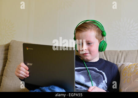 Giovane ragazzo giocando online giochi per computer sul computer portatile. Foto: George Sweeney / Alamy Foto Stock