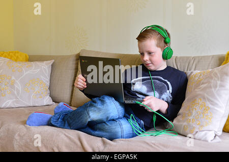 Giovane ragazzo giocando online giochi per computer sul computer portatile. Foto: George Sweeney / Alamy Foto Stock