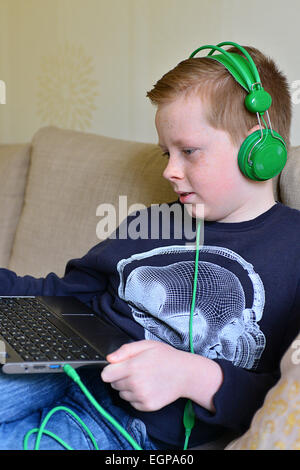 Giovane ragazzo giocando online giochi per computer sul computer portatile. Foto: George Sweeney / Alamy Foto Stock