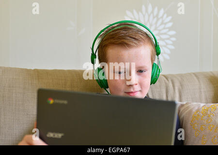 Giovane ragazzo giocando online giochi per computer sul computer portatile. Foto: George Sweeney / Alamy Foto Stock