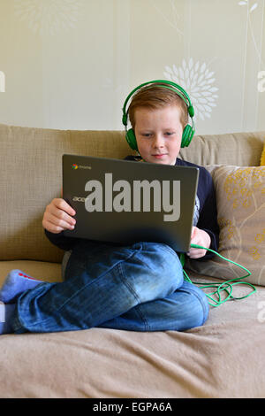 Giovane ragazzo giocando online giochi per computer sul computer portatile. Foto: George Sweeney / Alamy Foto Stock