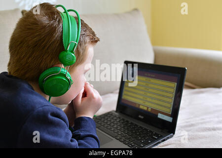 Giovane ragazzo giocando online giochi per computer sul computer portatile. Foto: George Sweeney / Alamy Foto Stock