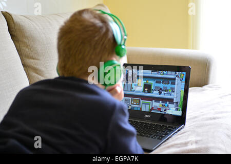 Giovane ragazzo giocando online giochi per computer sul computer portatile. Foto: George Sweeney / Alamy Foto Stock