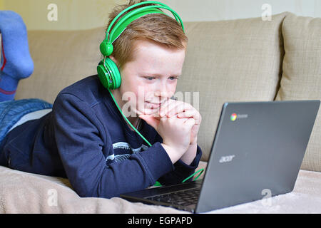 Giovane ragazzo giocando online giochi per computer sul computer portatile. Foto: George Sweeney / Alamy Foto Stock