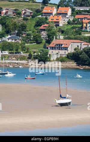 Villaggio costiero in Cantabria, San Vicente de la Barquera,Spagna Foto Stock
