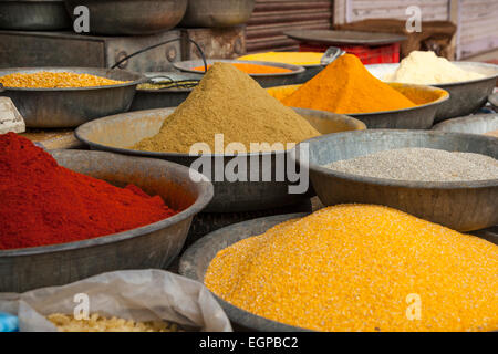 Spezie sul display in un mercato di Jodhpur, Rajasthan, India Foto Stock