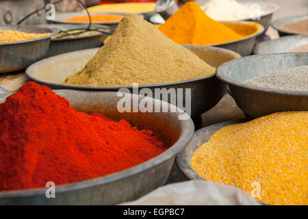 Spezie sul display in un mercato di Jodhpur, Rajasthan, India Foto Stock