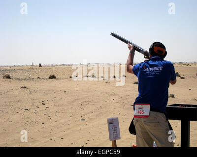 La seconda edizione riveduta di Nad Al Sheba deserto concorso di tiro Dubai 2015 con la partecipazione di 1000 tiratori provenienti da tutto il mondo dal periodo 22 febbraio fino al 28 febbraio 2015. Nad Al Sheba riprese nel deserto a partire dal primo anno è diventato uno dei più attesi di ripresa torneo di sport in tutto il mondo. Si tratta di una chiara missione per portare i migliori sparatutto da tutto il mondo e metterli tutti sotto uno stesso tetto 'Deserto' di scatto Foto Stock