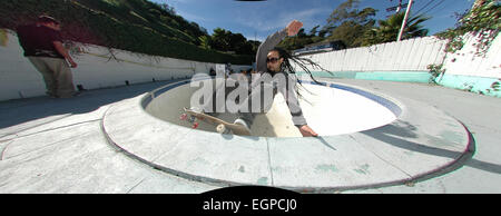 Layback grind Bennett Harada , piscina skateboard, in stile giapponese, dreadlock giapponese, Los Angeles, SK8, Nike, S.M.A. Foto Stock