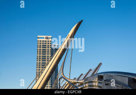 Colonna di cemento di Harbor Drive ponte pedonale. Hilton San Diego Bayfront in background. San Diego, California, Stati Uniti d'America. Foto Stock