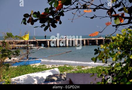 Hua Hin, Thailandia: Spiaggiata barche da pesca e la vista per il legno di Hua Hin pesca pubblica pier Foto Stock
