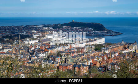 Vista panoramica di Scarborough North Yorkshire Inghilterra da Oliver's Mount di una collina a sud della città Foto Stock