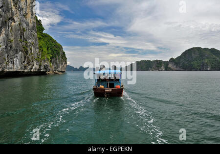 Il Vietnam, Baia di Halong elencati come patrimonio mondiale dall' UNESCO, pesca barche nel porto Foto Stock