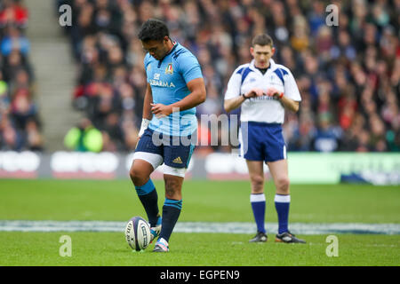 Edimburgo, Scozia. 28 Feb, 2015. 6 Nazioni di Rugby Internazionale Campionato. La Scozia contro l'Italia. Italia del Kelly Haimona prepara per i suoi calci con arbitro, George Clancy in background. Credito: Azione Sport Plus/Alamy Live News Foto Stock