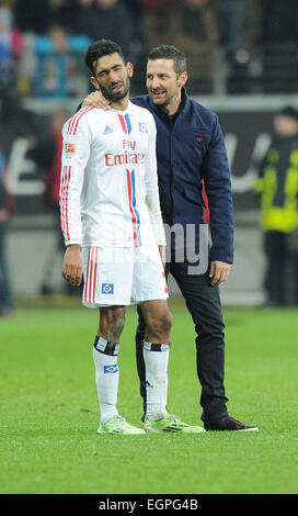 Francoforte, Germania. 28 Feb, 2015. Amburgo allenatore Josef Zinnbauer (r) parla al suo lettore Mohamed Gouaida dopo la Bundesliga soccer match Eintracht Frankfurt vs Hamburger SV a Francoforte, in Germania, il 28 febbraio 2015. Foto: Christoph Schmidt/dpa (ATTENZIONE: grazie alle linee guida di accreditamento, il DFL consente solo la pubblicazione e utilizzazione di fino a 15 immagini per corrispondenza su internet e nei contenuti multimediali in linea durante la partita.) ./dpa/Alamy Live News Foto Stock